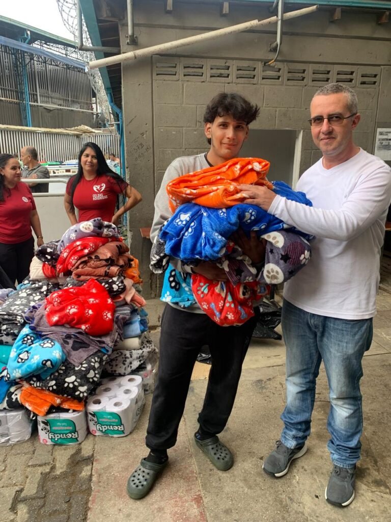 foto donaciÒn de cobijas con el director