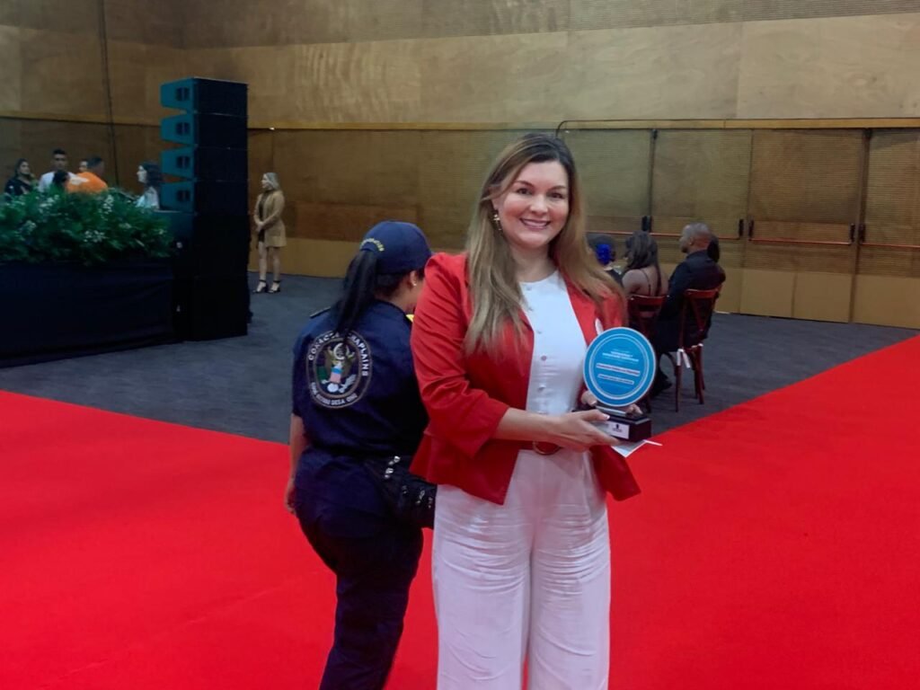 maria eugenia con premiaciÒn (2)